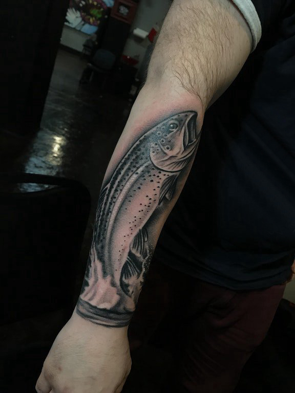 点击大图看下一张：阴阳鱼纹身 男生手臂上黑色的鱼纹身图片