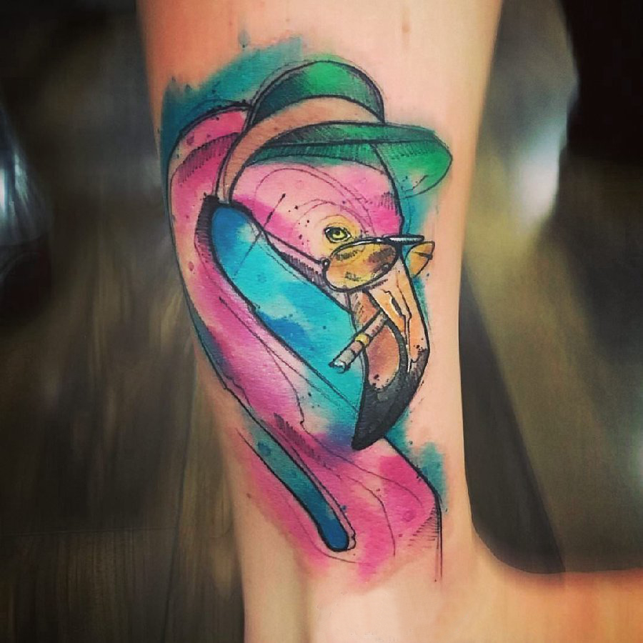 点击大图看下一张：百乐动物纹身 女生小腿上彩色的火烈鸟纹身图片