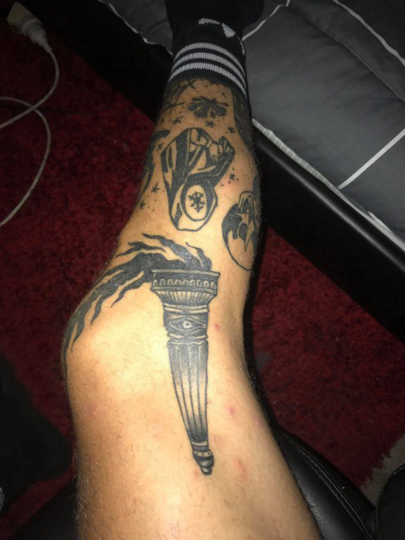 点击大图看下一张：火的纹身图案  男生腿上黑色的火炬纹身图片