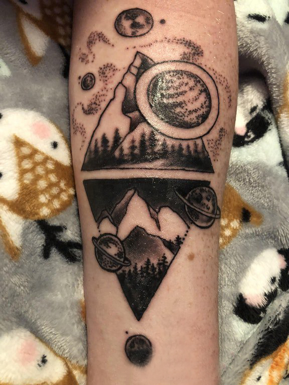 点击大图看下一张：几何元素纹身 男生手臂上星球和山脉纹身图片