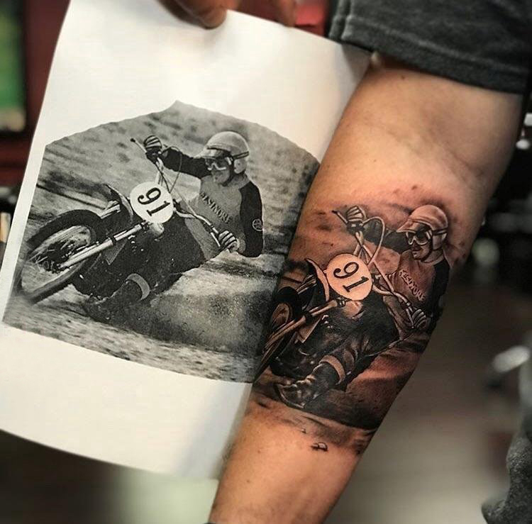 点击大图看下一张：简易纹身素描  男生手臂上黑灰的素描纹身图片