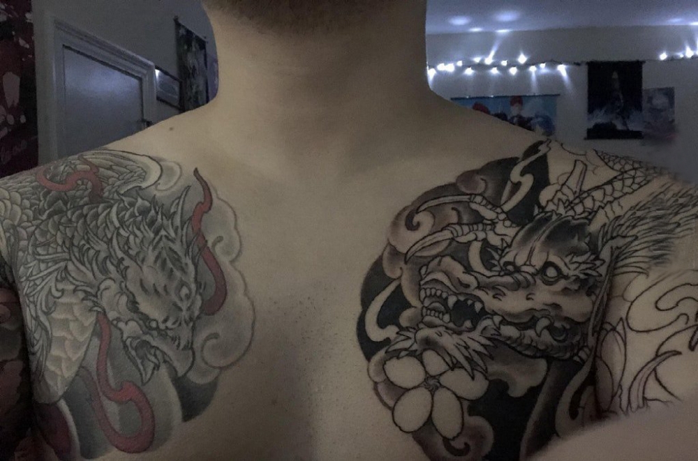 点击大图看下一张：九爪金龙纹身  男生胸上彩绘的龙头纹身图片