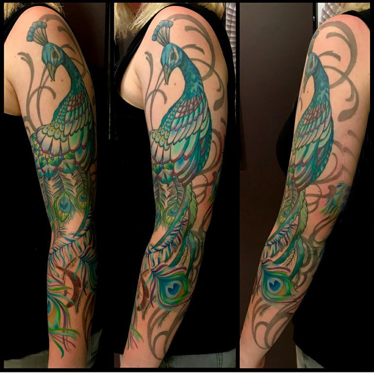 点击大图看下一张：孔雀纹身图案 女生手臂上彩色的孔雀纹身图片