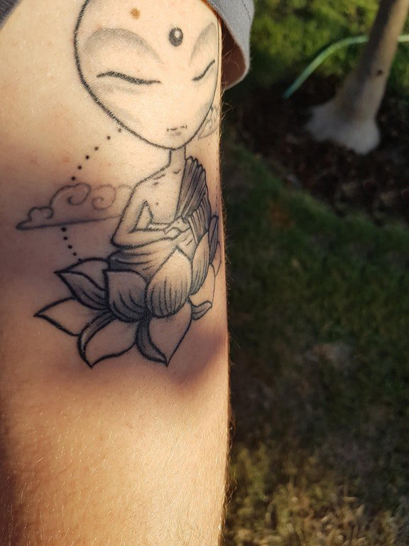 点击大图看下一张：莲花座纹身 男生手臂上莲花和佛像纹身图片