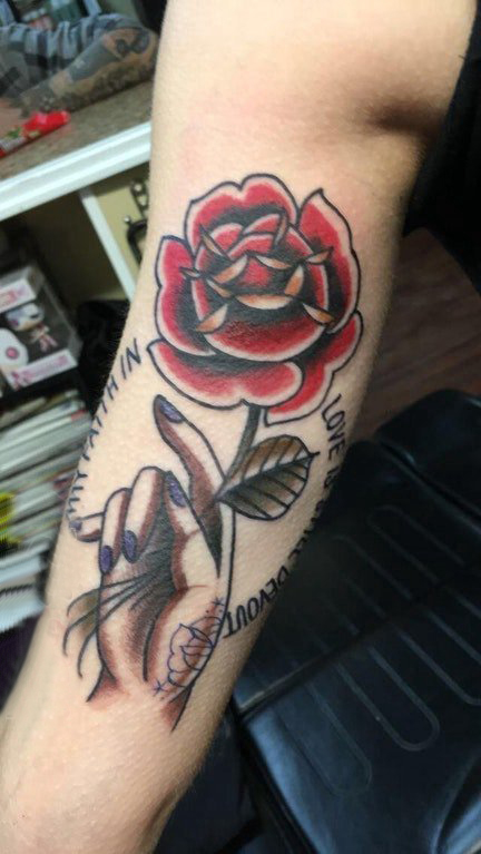 点击大图看下一张：玫瑰纹身图 女生手臂上玫瑰花和手纹身图片