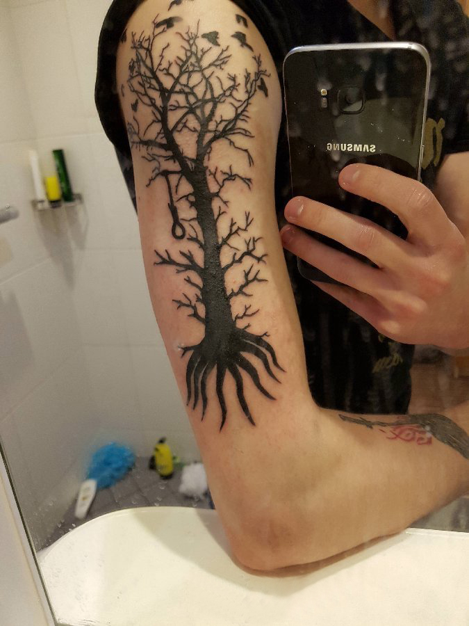 点击大图看下一张：生命树纹身图案 男生大臂上黑色的生命树纹身图片