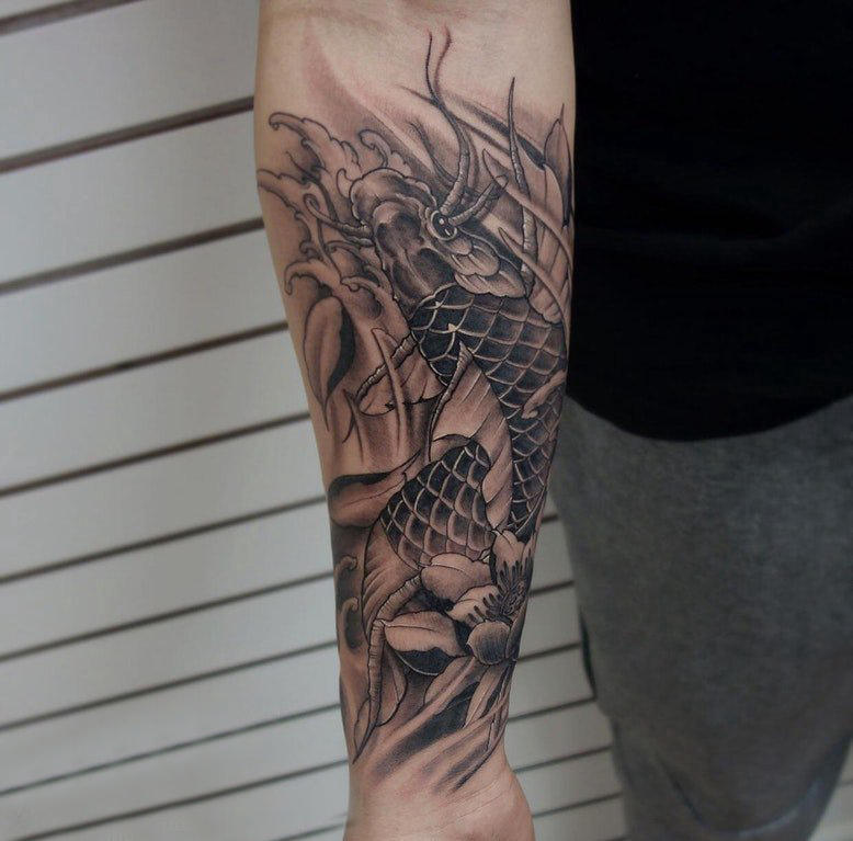 点击大图看下一张：纹身锦鲤图案 男生手臂上黑灰的锦鲤纹身图片