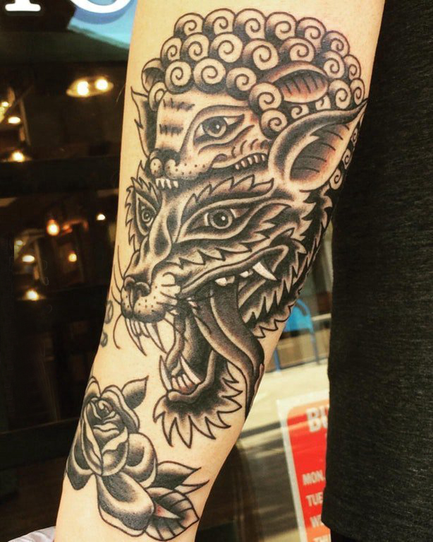 点击大图看下一张：纹身手臂内侧女  女生手臂上刺猬和狼纹身图片