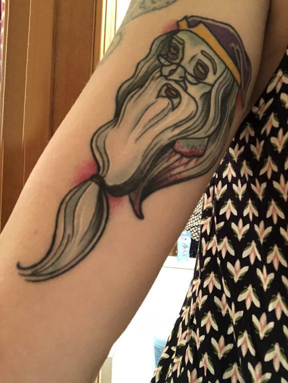 点击大图看下一张：纹身图案女生手臂  女生手臂上彩绘的人物肖像纹身图片