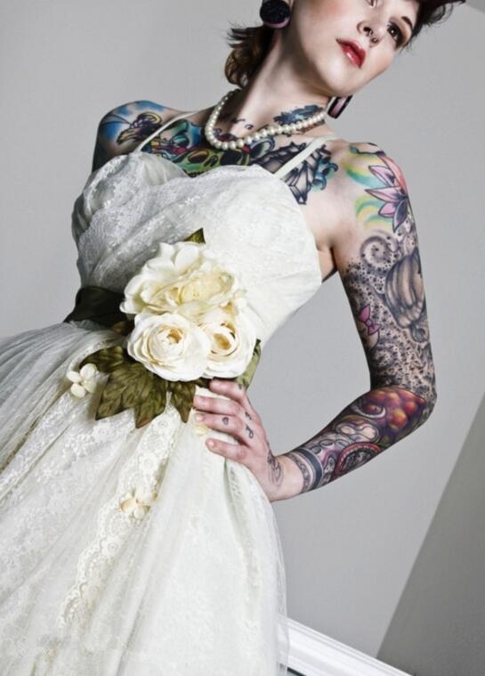 点击大图看下一张：美丽的婚纱与纹身新娘II