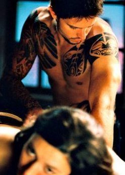 点击大图看下一张：《纹身师》电影中人物身上的半甲纹身图片
