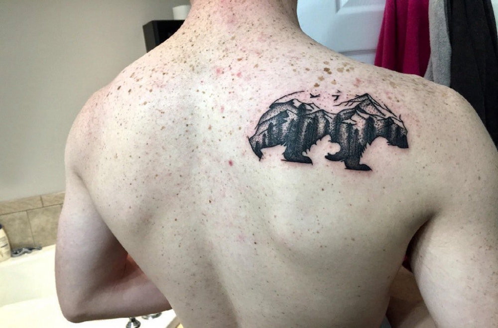 点击大图看下一张：后背纹身男 男生后背上山脉和熊纹身图片
