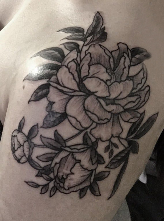 点击大图看下一张：花卉纹身花臂 男生手臂上黑色的花朵纹身图片