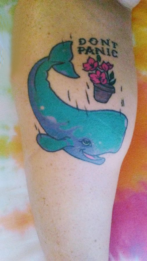 点击大图看下一张：欧美小腿纹身 男生小腿上花朵和鲸鱼纹身图片