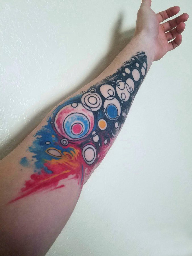 点击大图看下一张：手臂纹身素材 男生手臂上圆形的星球纹身图片