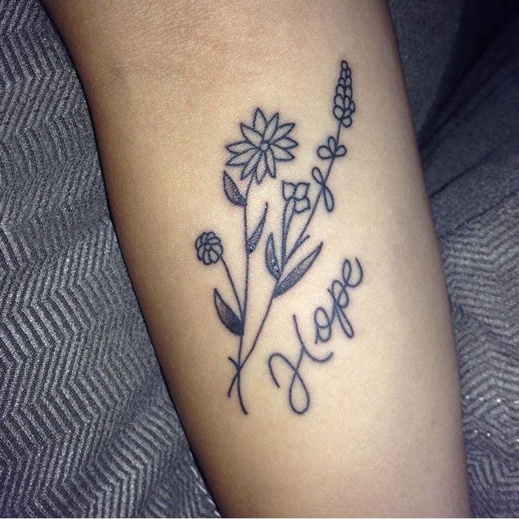 点击大图看下一张：小清新植物纹身 女生手臂上英文和花朵纹身图片