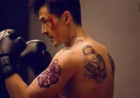 点击大图看下一张：中国纹身明星  胡歌后背上素描的人物肖像纹身图片