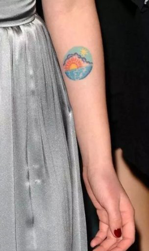点击大图看下一张：Scarlett Johansson手臂上彩绘的小图案纹身图片