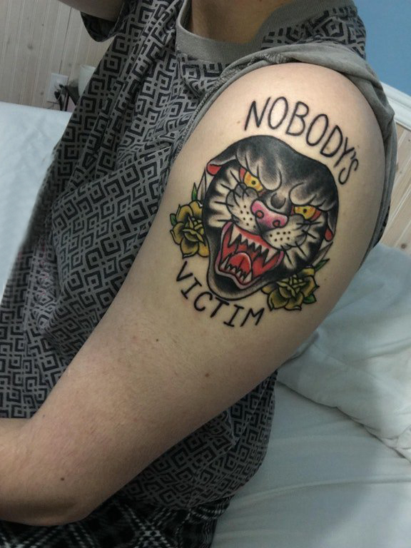 点击大图看下一张：豹子头纹身  男生大臂上彩绘的豹子头纹身图片
