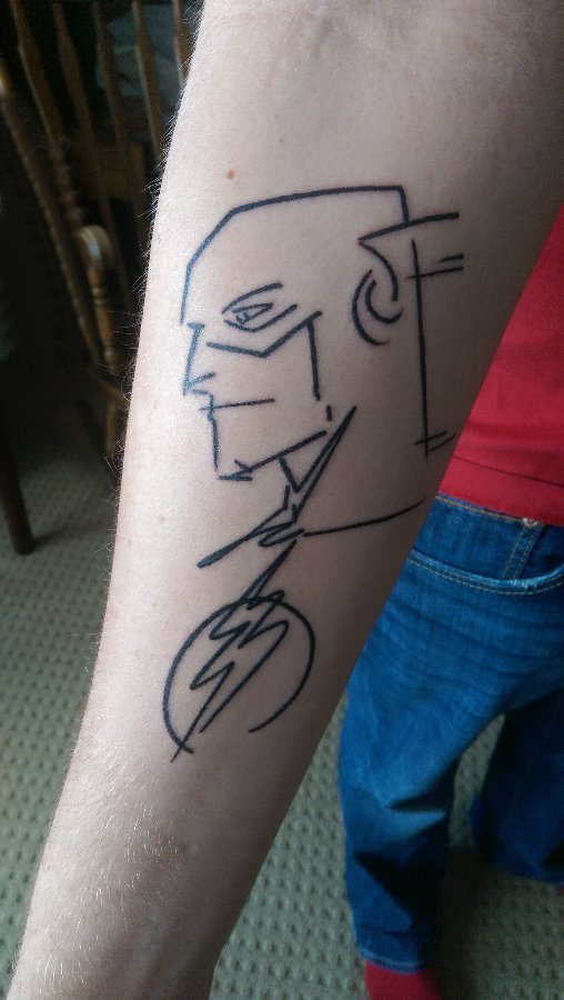 点击大图看下一张：蝙蝠侠纹身 男生手臂上黑色的蝙蝠侠纹身图片