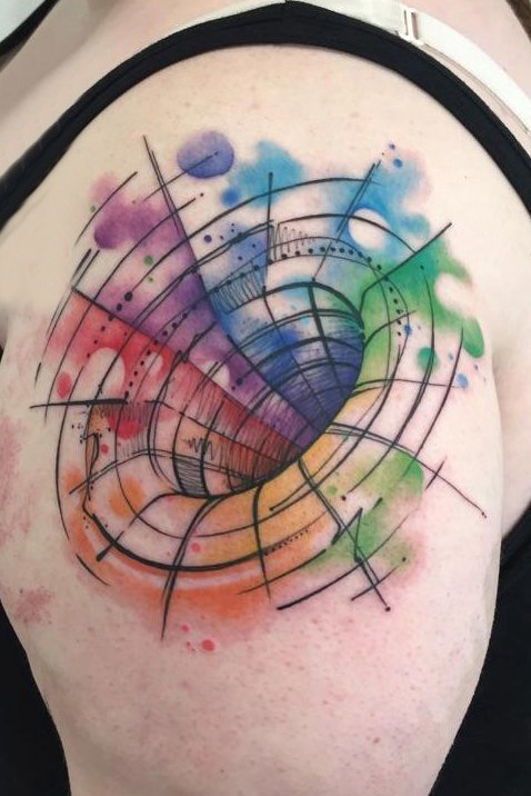 点击大图看下一张：几何元素纹身 女生大臂上彩色的立体圆形纹身图片