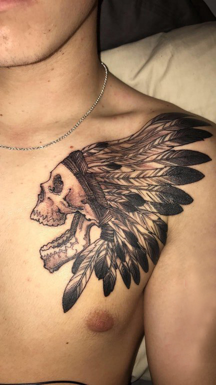 点击大图看下一张：骷髅纹身 男生胸部黑色的印第安骷髅纹身图片
