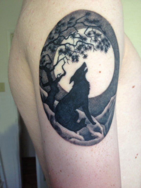 点击大图看下一张：狼和花纹身图案 男生大臂上大树和狼纹身图片