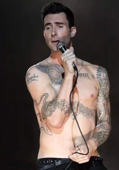 点击大图看下一张：美国纹身明星  Adam Levine身上黑灰的创意纹身图片