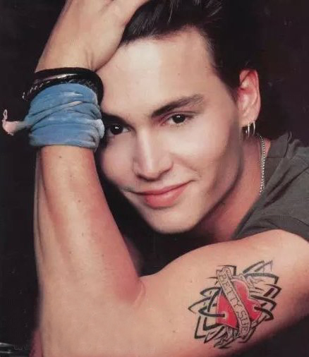 点击大图看下一张：美国纹身明星  Johnny Depp手臂上彩绘的心形纹身图片