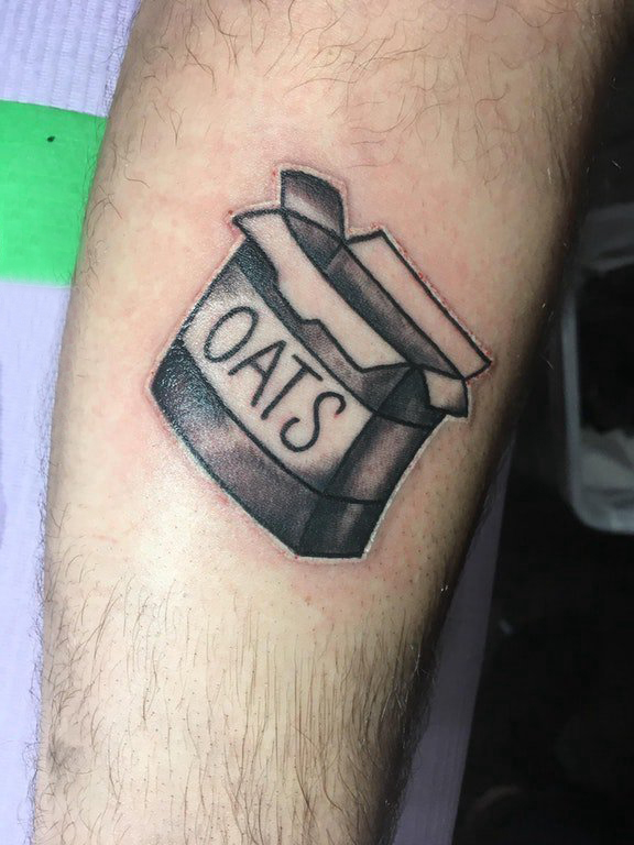 点击大图看下一张：欧美小腿纹身 男生小腿上黑色的盒子纹身图片