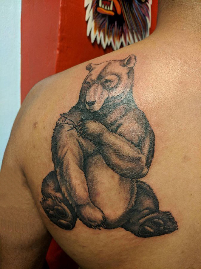 点击大图看下一张：胖熊纹身 男生后背上黑色的熊纹身图片