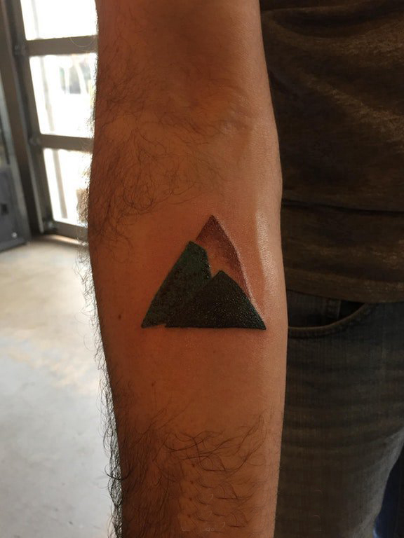 点击大图看下一张：三角形纹身图 男生手臂上黑色的山脉纹身图片
