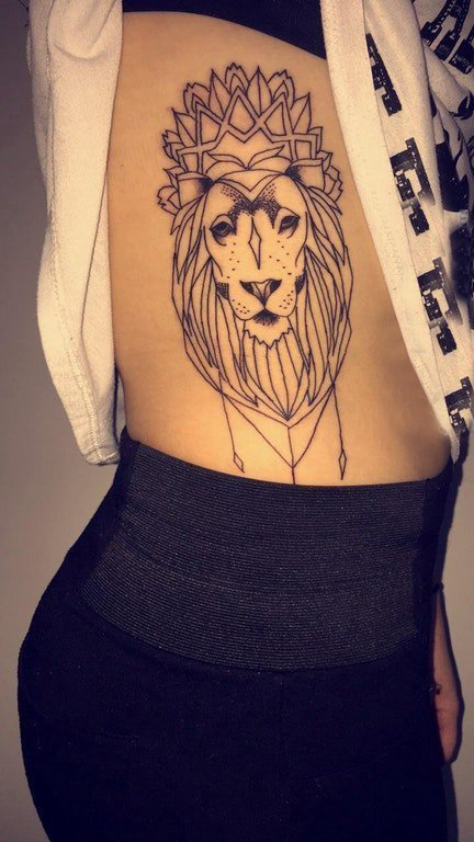 点击大图看下一张：狮子王纹身 女生侧腰上黑色的狮子纹身图片