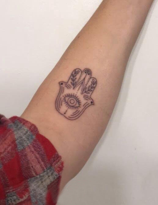 点击大图看下一张：纹身黑色 女生手臂上黑色的法蒂玛之手纹身图片