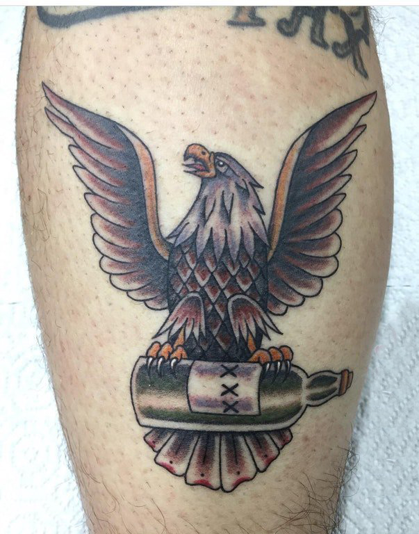 点击大图看下一张：纹身老鹰图片  男生小腿上彩绘的老鹰纹身图片