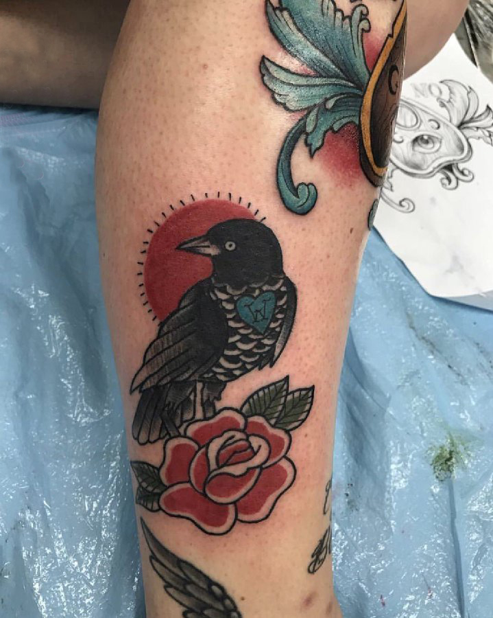点击大图看下一张：纹身图案花朵  女生小腿上鸟和花朵纹身图片
