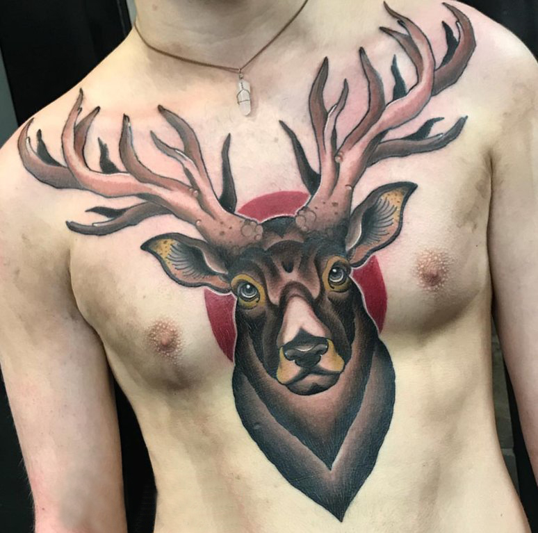 点击大图看下一张：纹身胸部男 男生胸部彩色的鹿纹身图片