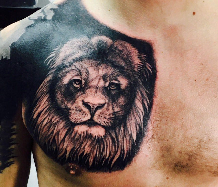 点击大图看下一张：纹身胸部男 男生胸部黑色霸气的狮子纹身图片