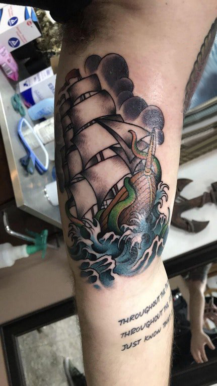 点击大图看下一张：小帆船纹身  男生手臂上彩绘的小帆船纹身图片
