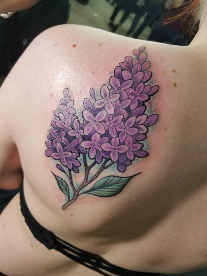 点击大图看下一张：植物纹身 女生后背上彩色的植物纹身图片