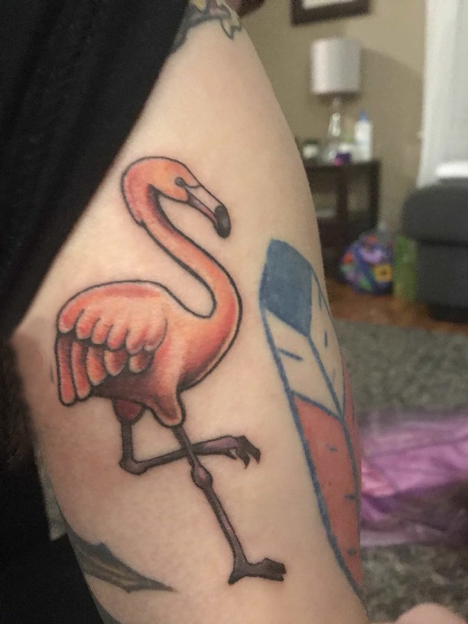 点击大图看下一张：百乐动物纹身 女生大腿上彩色的火烈鸟纹身图片