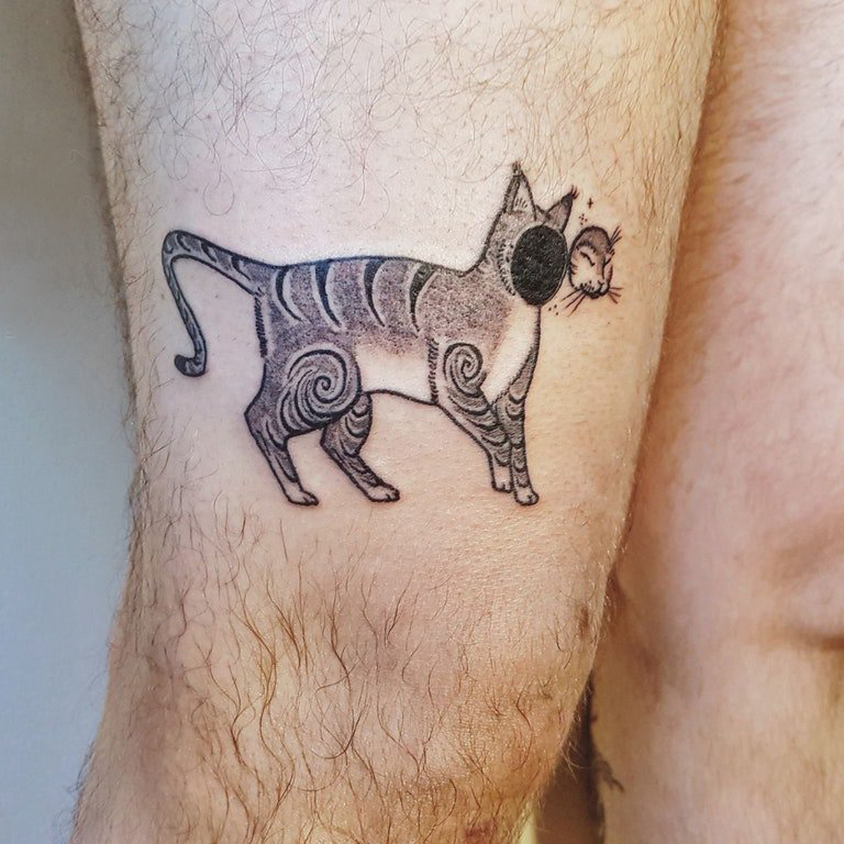 点击大图看下一张：大腿纹身男 男生大腿上神奇的猫咪纹身图片