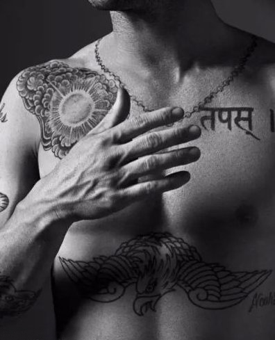 点击大图看下一张：国际纹身明星  Adam Levine身上黑色的极简纹身图片