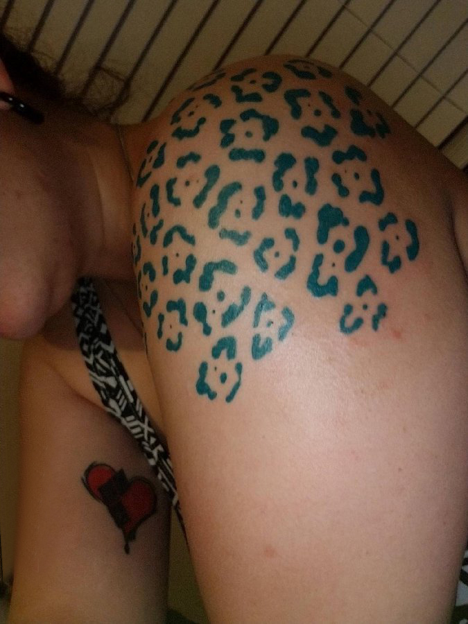 点击大图看下一张：花豹纹身 女生大臂上黑色的豹纹纹身图片