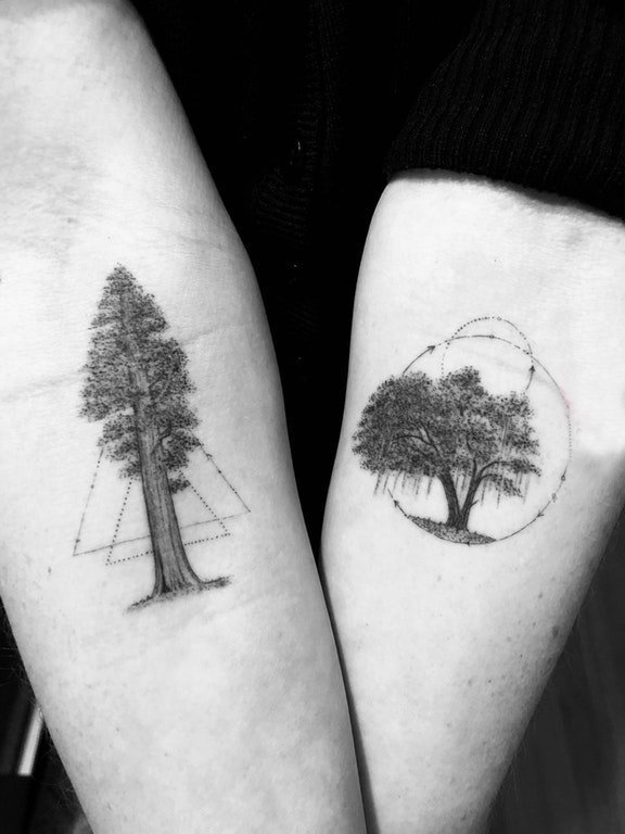 点击大图看下一张：手部树木纹身 男生手臂上几何和大树纹身图片