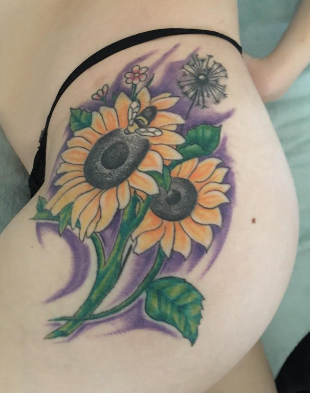 点击大图看下一张：臀部纹身 女生臀部彩色的向日葵纹身图片
