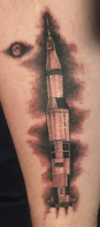 点击大图看下一张：纹身黑色 男生大腿上黑灰的火箭纹身图片