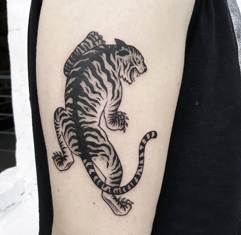 点击大图看下一张：纹身老虎 男生大臂上黑色的老虎纹身图片