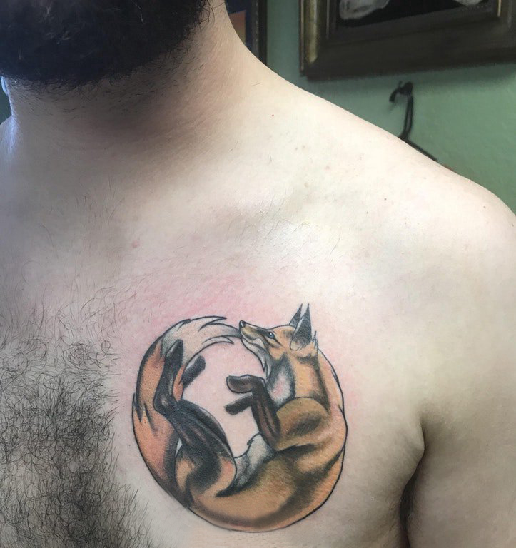 点击大图看下一张：纹身胸部男 男生胸部彩色的小狐狸纹身图片