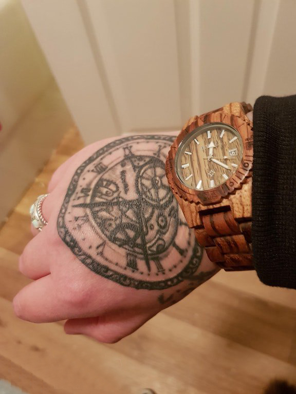 点击大图看下一张：纹身钟表  男生手上黑灰的钟表纹身图片